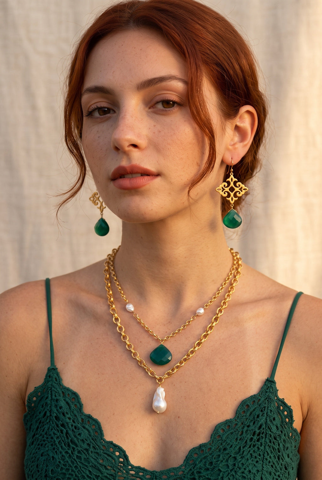 Haritamani Haar – model shot front view, styled with green onyx earrings